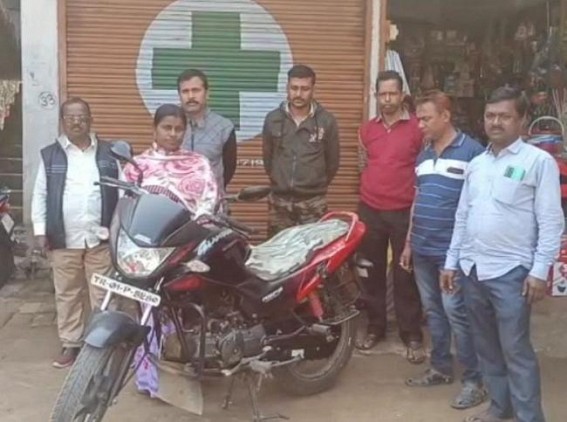 Gakulnagar Market committee members Rescued a stolen bike